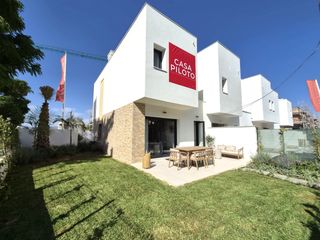 Casa bifamiliare in Calle caliza 26. Adosado-piloto (esquina), 4 dormitorios con 85 m2 (terraza y jar