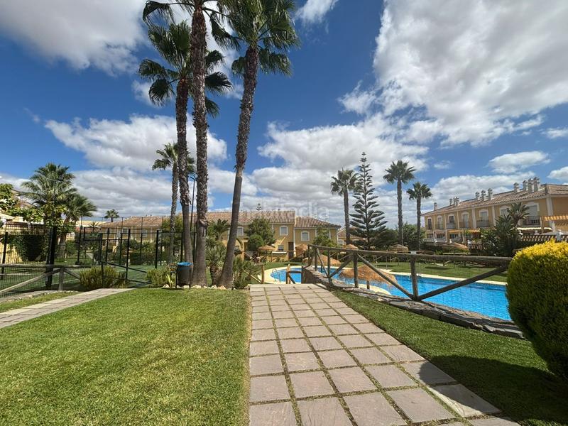 Foto eef166a4-f0de-45e5-a3fd-735b73d395a7. Maison jumelée avec parking dans Islantilla golf Islantilla