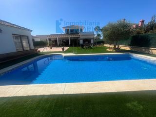 Chalet à Lepe. Chalet en venta en pinares de lepe, 4 dormitorios.