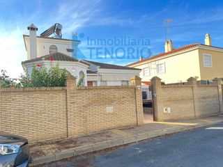 Chalet in Urbasur. Chalet en venta en islantilla  urbasur, 4 dormitorios.