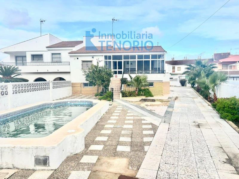 Foto 3db2d9ab-6123-4dbe-8cd2-f1c5edaac6da. Chalet en del terron 5 chalet en venta , 7 dormitorios. en La Antilla