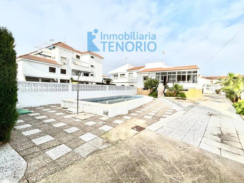 Foto 454e0bb4-036e-45ab-9cca-d4abf00595ab. Chalet en del terron 5 chalet en venta , 7 dormitorios. en La Antilla