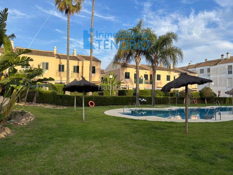 Foto 79566c2c-aff4-4ab2-9954-fabc0c34550e. Casa adossada amb aparcament piscina a Islantilla costa Islantilla