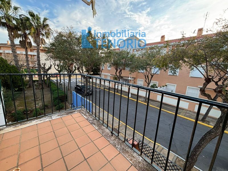 Foto 9818ce6e-1c6e-4db7-82b3-ea3acd414b61. Casa adossada amb aparcament piscina a Islantilla costa Islantilla