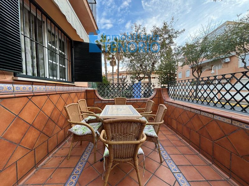 Foto a90a36c6-07ae-49d0-86dc-79d9d1e5a312. Casa adossada amb aparcament piscina a Islantilla costa Islantilla