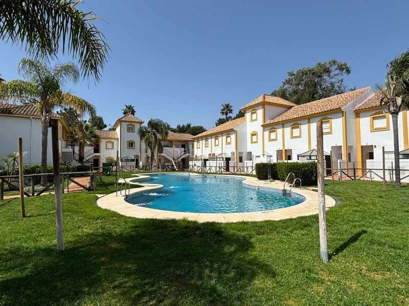 Foto 20666763-0216-4db4-90e7-9f07c4cb39b1. Casa adossada amb aparcament a Islantilla golf Islantilla