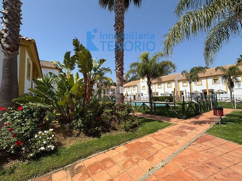 Foto 73df56ae-dd8b-4dba-8068-f2d15f9968be. Casa adossada amb aparcament a Islantilla golf Islantilla