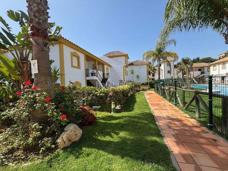 Foto 965c9840-04e7-44d4-a8a5-fe3cb1e15ff8. Casa adossada amb aparcament a Islantilla golf Islantilla