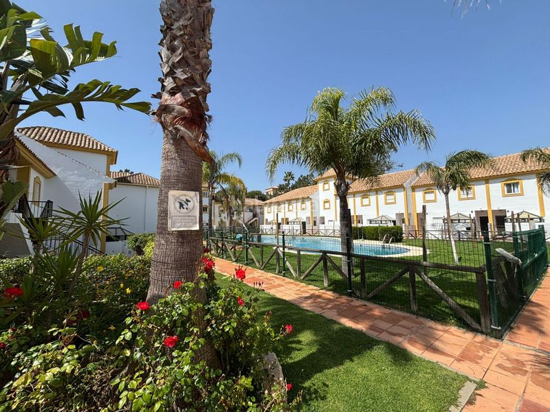 Foto c404b38a-6eed-4e91-a904-8ffbc8ac3515. Casa adossada amb aparcament a Islantilla golf Islantilla
