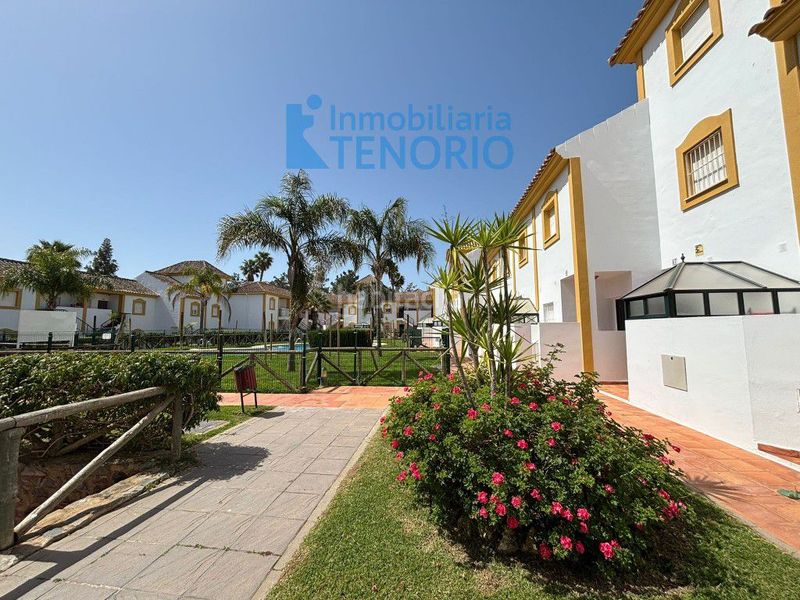 Foto c7e8e413-405e-4305-bceb-4a9bc04f79cf. Casa adossada amb aparcament a Islantilla golf Islantilla