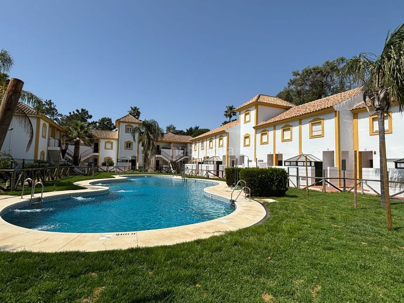 Foto e6ae42db-571a-4be4-bf27-7d6a38e9e906. Casa adossada amb aparcament a Islantilla golf Islantilla