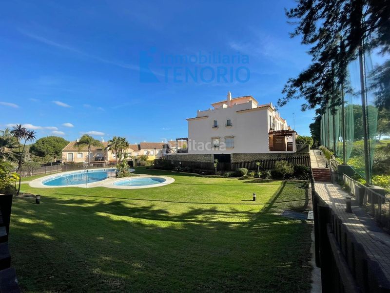 Foto 5f4cbc13-1196-4088-9191-f90db83d9926. Casa adossada a n/a a Islantilla golf Islantilla
