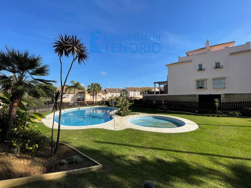 Foto d07d44c9-42ba-46a7-84ec-b1632325db51. Casa adossada a n/a a Islantilla golf Islantilla