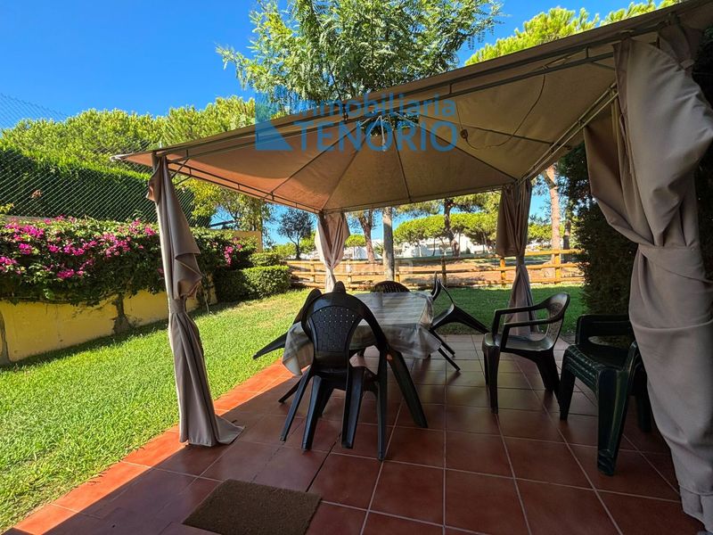 Foto 06d736d2-6e2a-46c2-b0db-7d0714801041. Casa adossada amb aparcament piscina a Islantilla golf Islantilla