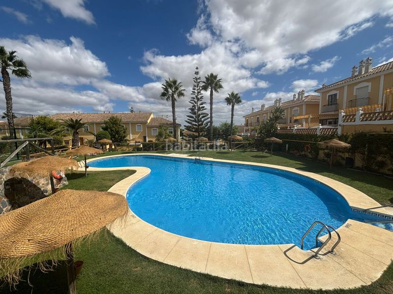 Foto 18447ee0-eb15-4d1e-975a-81a7c3eea6be. Casa adossada amb aparcament piscina a Islantilla golf Islantilla