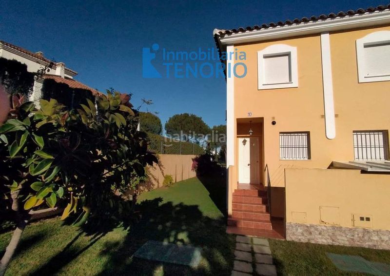 Foto 5766fe50-3884-403a-91b2-49793d62ee65. Casa adossada amb aparcament piscina a Islantilla golf Islantilla