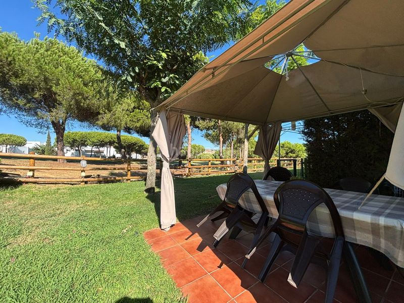 Foto ab9166b3-2a4a-40c6-8e0f-b9817e9ad9e0. Casa adossada amb aparcament piscina a Islantilla golf Islantilla