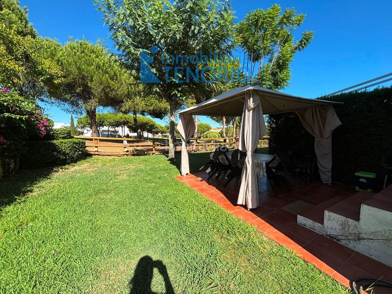 Foto b85159ea-3c42-44de-a197-1d17a04917ae. Casa adossada amb aparcament piscina a Islantilla golf Islantilla