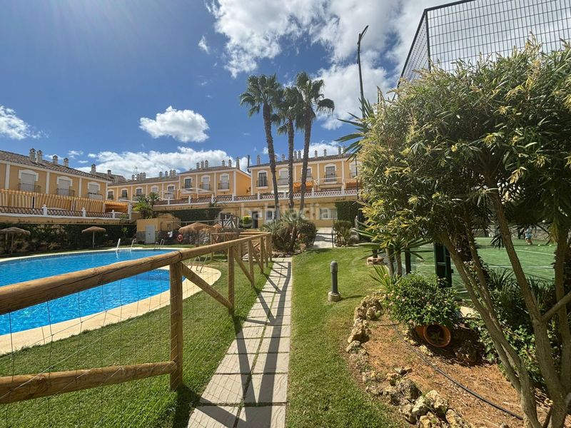 Foto c07e91b0-5fc8-4254-bc30-ebd2f1546cda. Casa adossada amb aparcament piscina a Islantilla golf Islantilla
