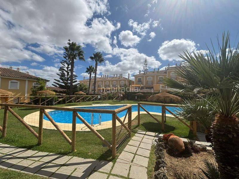 Foto df7efd8b-393f-40af-92dc-16375fff4dc8. Casa adossada amb aparcament piscina a Islantilla golf Islantilla