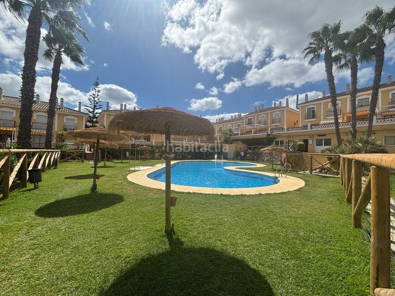 Foto fe2060a5-159a-40b5-bd3c-b24677c8ebd0. Casa adossada amb aparcament piscina a Islantilla golf Islantilla