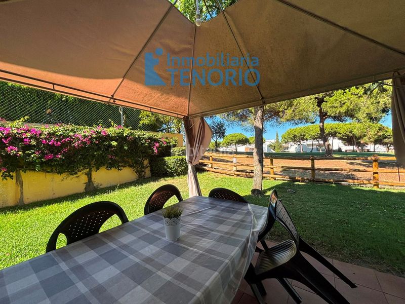 Foto ff986941-41e7-459b-b110-c842b5e7f4c1. Casa adossada amb aparcament piscina a Islantilla golf Islantilla