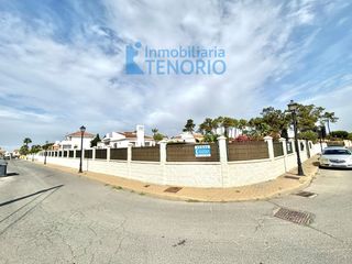 Chalet  N/a. Chalet en venta en pinares de lepe, 4 dormitorios.