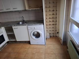 Pis  Avenida torrelavega. Descripción de la vivienda 3 dormitorios , 1 baño , 1 salón , ca