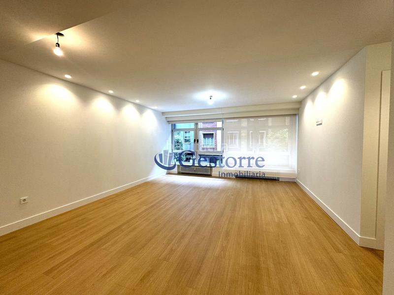 Foto cd3b5c79-225f-4f23-a8ea-cec8aeb00d7f. Piso exclusivo piso en venta en calle real , presentamos una oportunidad única de adquirir un magnifico piso a un minuto c en Oviedo