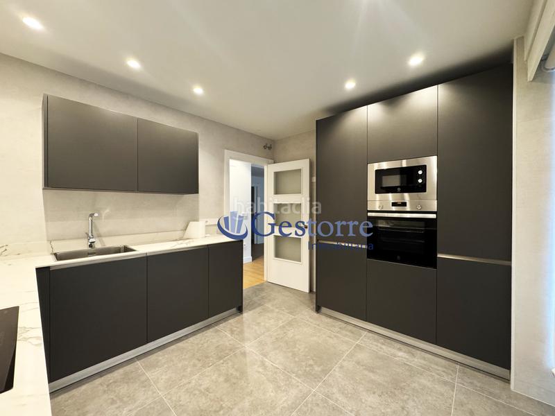 Foto dc8cda7c-3ab8-4140-be42-62924fd4e96e. Piso exclusivo piso en venta en calle real , presentamos una oportunidad única de adquirir un magnifico piso a un minuto c en Oviedo