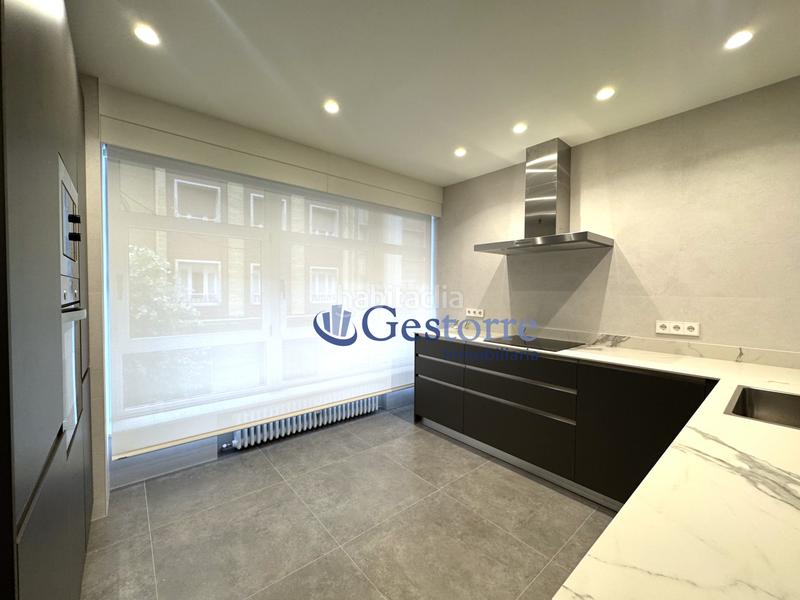 Foto efe78bf9-d39a-4046-b78a-58e4a2ca6821. Piso exclusivo piso en venta en calle real , presentamos una oportunidad única de adquirir un magnifico piso a un minuto c en Oviedo