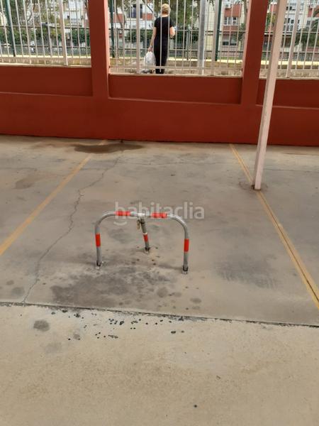 Foto f0dbdece-8c64-4e19-b4b0-9529402b708f. Parking voiture dans Parque Alcosa Sevilla