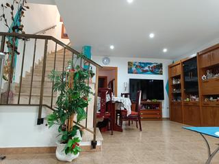 Casa en Carrer de llus tena carb 10. Casa de dos plantas en la zona de la avenida valencia