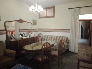 Casa  Carrer d'aparisi guijarro. Se vende casa en buen estado en zona hospital provincial. castel