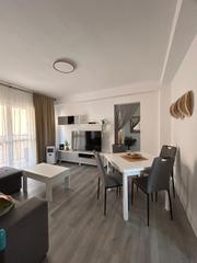 Miete Etagenwohnung in El Rinconcillo. Piso reformado a dos minutos de la playa con parking y trastero