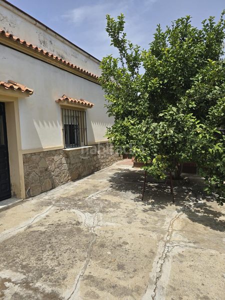 Foto a3fa26ba-7f78-4923-bbec-d13fa5f08a72. Casa aparellada amb aparcament a La Granja - La Colina - Los Pastores Algeciras