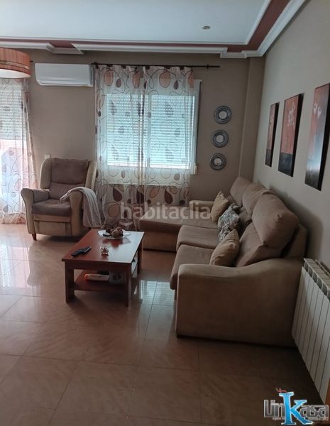 Foto fe4f4ce9-9647-4fed-968e-d15bf59853a0. Casa adossada amb xemeneia calefacció aparcament piscina a Linares