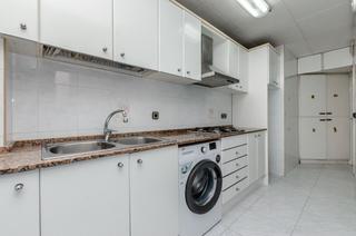 Pis  Carrer de fluvià. ¡descubre este encantador piso en venta que combina comodidad y