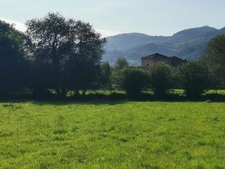 Wohngrundstück in Saro. Terreno urbanizable con proyecto