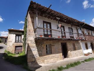 Maison à Villacarriedo. Casa montañesa con amplia balconada.