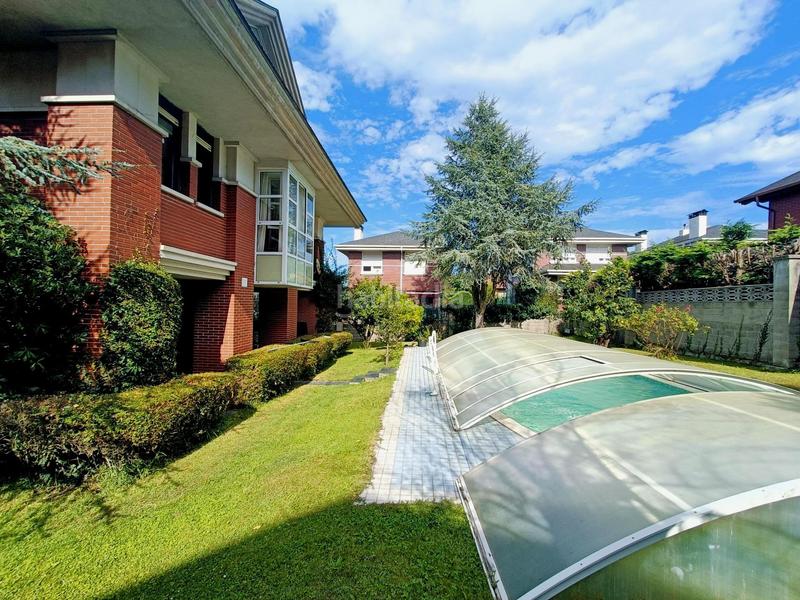 Foto 9f0f57f2-f68c-434d-94d1-3a895c6db5b2. Casa amb calefacció aparcament piscina a Maoño - Azoños Santa Cruz de Bezana