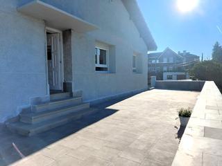 Maison jumelée à Maoño - Azoños. Casa adosada de 220 m2 con 4 habitaciones y 2 baños sobre parcel