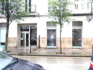 Local Comercial en Puerto Chico. Amplio local en pleno centro de santander