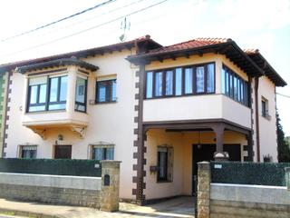 Casa aparellada a Revilla. Bonita y amplia casa con terreno en revilla
