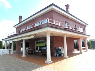Xalet a Muriedas. Impresionante chalet independiente en camargo