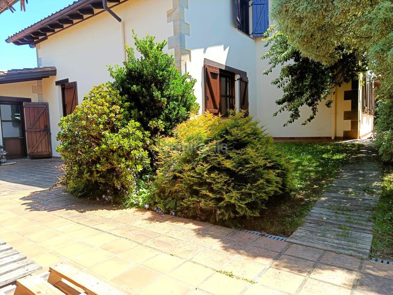 Foto d0011d62-18ab-43fc-9be9-ca5696fbb4d1. Casa amb calefacció aparcament a Revilla Camargo