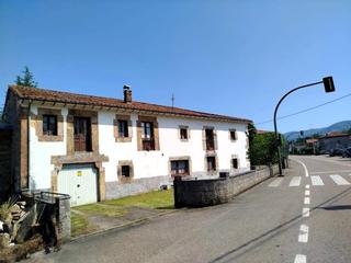 Casa a Villafufre. Casa montañesa con amplio jardín