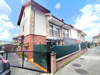 Casa aparellada a Santa María de Cayón. Pareado en argomilla tu refugio soñado con piscina privada