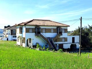 Casa a Herrera. Casa independiente dividida en dos y varios terrenos urbanos
