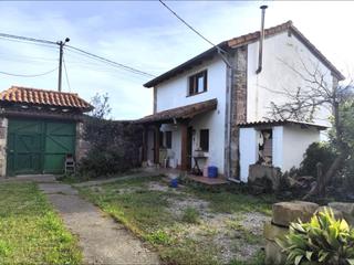 Casa en Santa María de Cayón. Preciosa casa con gran parcela en san román de cayón